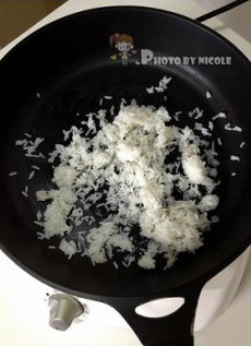 香辣酱肉炒饭馅饼,炒锅加入少许油,放入<a style='color:red;display:inline-block;' href='/shicai/ 6501'>剩米饭</a>划散;