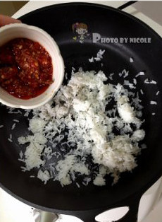 香辣酱肉炒饭馅饼,加入一大勺<a style='color:red;display:inline-block;' href='/shicai/ 7849'>香辣牛肉酱</a>;