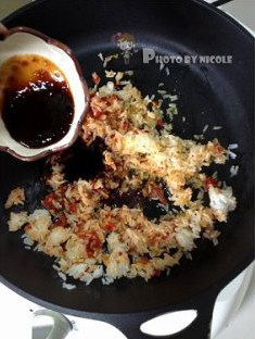 香辣酱肉炒饭馅饼,再加入适量<a style='color:red;display:inline-block;' href='/shicai/ 5379'>烤肉酱</a>;