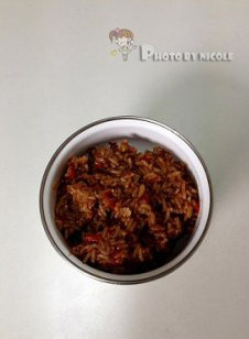 香辣酱肉炒饭馅饼,将炒好的米饭盛出待用；