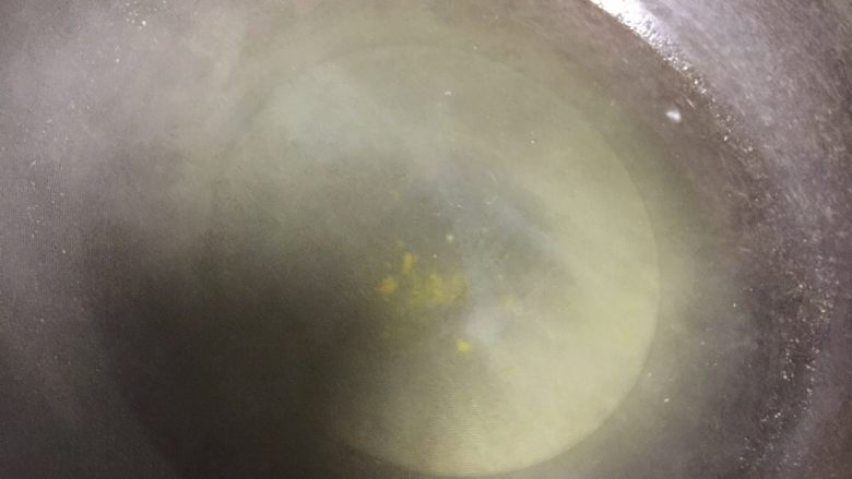 蛋黄焗南瓜,烧开水加一点盐,南瓜条放水里煮熟
