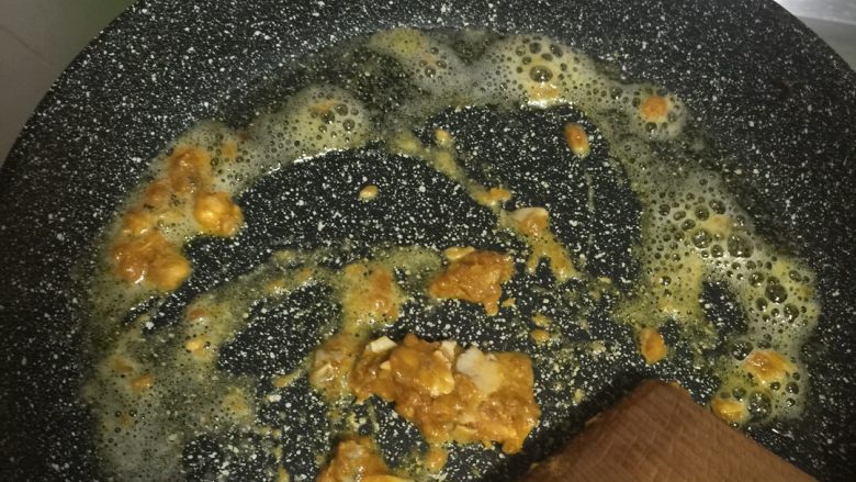 蛋黄焗南瓜,锅里少油,放入蛋黄用铲子顺时针碾碎