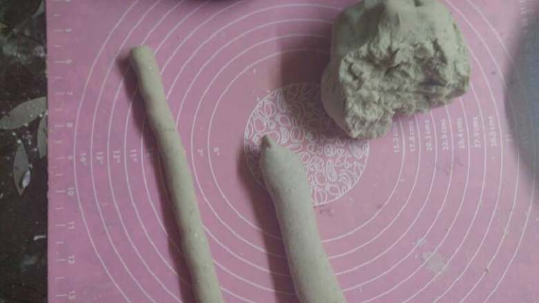 番薯芋圆奶茶捞,取其中面团一小剂子撮成长细条状后切粒。三面团按这方法依次撮条切粒!