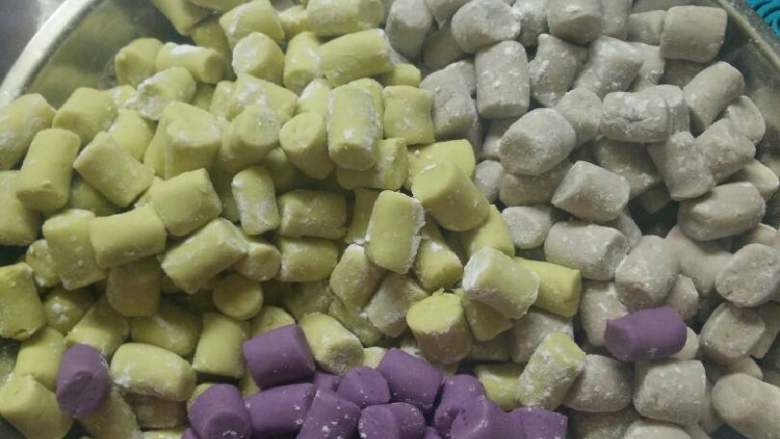 番薯芋圆奶茶捞,将切成粒状的芋圆轻捏稍作修整(记得撒些面粉在芋圆上防止芋圆粘连)