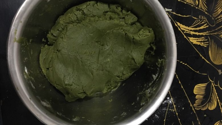 抹茶曲奇饼干,这样子就是完全均匀后,然后就上模具印花样