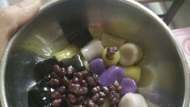 番薯芋圆奶茶捞,准备一小碗,加入芋圆番薯圆蜜红豆凉粉花生米(想吃什么就加什么)