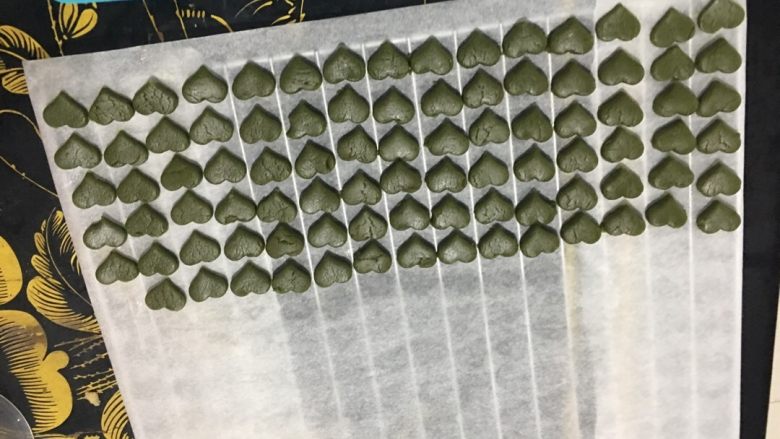 抹茶曲奇饼干,摆盘,上烤箱。烤箱要提前180度预热六七分钟,然后放进去也是180度10分钟上下。如果第一次做曲奇,最好是在烤箱旁看着,下次就知道具体时间了。