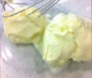黑莓奶油,特浓奶油置大碗中,用搅蛋器搅打;