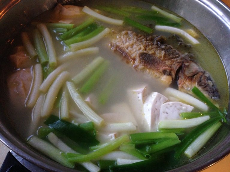牛先生的厨房-鲫鱼豆腐汤,煮至汤色发白放<a style='color:red;display:inline-block;' href='/shicai/ 3250'>葱</a>段煮2分钟即可