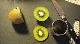奇异果  Kiwi Eyeball,切<a style='color:red;display:inline-block;' href='/shicai/ 2383'>奇异果</a>成片状, 用圆型模子压出圆形；
