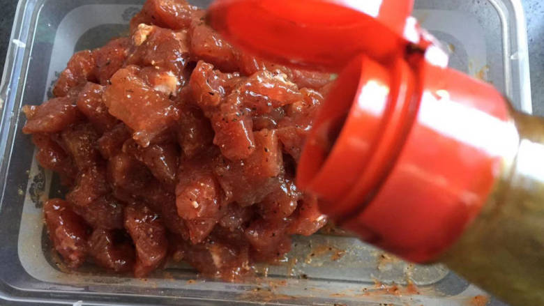 滑蛋牛肉,<a style='color:red;display:inline-block;' href='/shicai/ 7036'>牛里脊肉</a>加入<a style='color:red;display:inline-block;' href='/shicai/ 718'>料酒</a>，<a style='color:red;display:inline-block;' href='/shicai/ 788'>生抽</a>，<a style='color:red;display:inline-block;' href='/shicai/ 720'>胡椒粉</a>，耗油