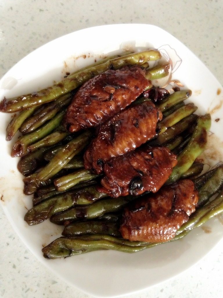 豆角炖鸡翅,加入<a style='color:red;display:inline-block;' href='/shicai/ 700'>花椒</a><a style='color:red;display:inline-block;' href='/shicai/ 695'>八角</a>，大火烧开，调小火慢炖，炖半小时肯定就好了，加盐、<a style='color:red;display:inline-block;' href='/shicai/ 717'>味精</a>大火收汁装盘。