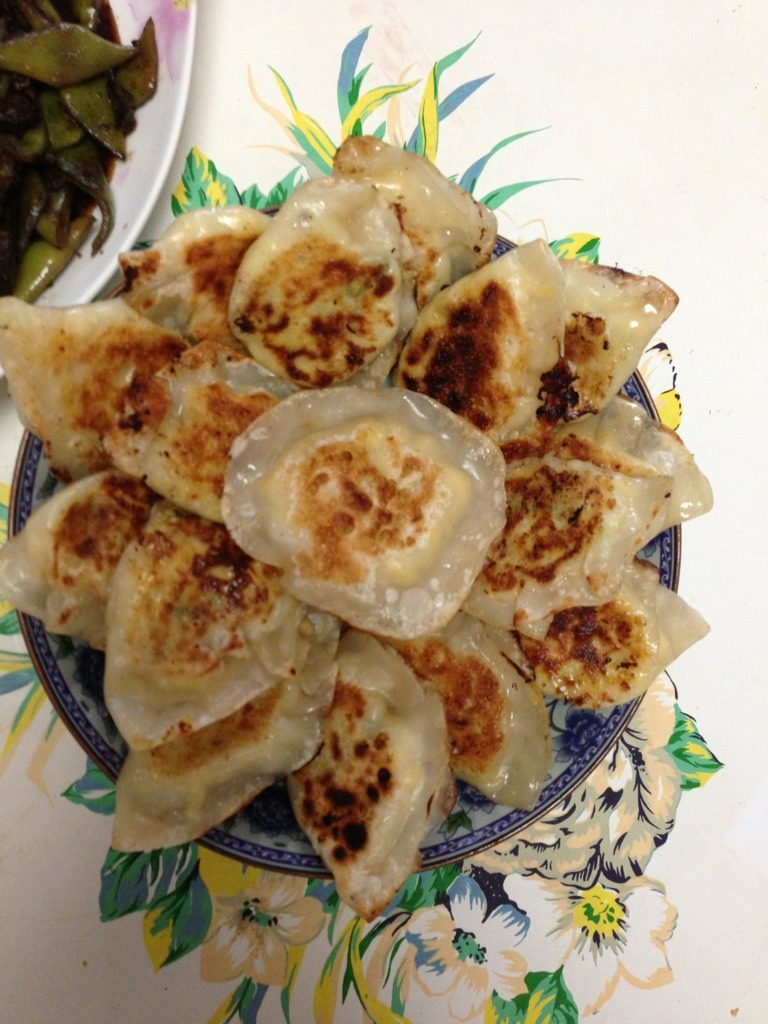 西葫芦鸡蛋小虾皮煎饺,如果不想太脆,下锅时加少许开水。如果太脆勾芡交汁少炖一下也是极好的