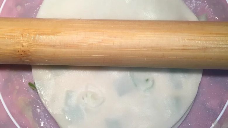 葱油薄饼,用擀面棍轻压几下,能粘着就得了,不要使劲哦!