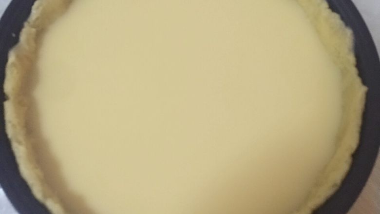 蛋挞派,然后做蛋挞液，<a style='color:red;display:inline-block;' href='/shicai/ 156925'>水</a>100g牛奶100g加65g糖和3个鸡蛋用打蛋器打匀，然后过筛倒入挞皮。