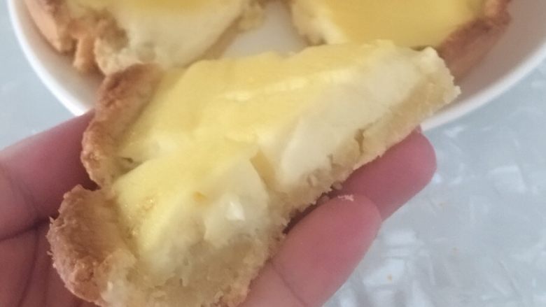 蛋挞派,捏好挞皮边缘以后，在挞皮下扎上小孔以免起泡。200度预热5分钟烤箱，先烤5分钟后改180度再烤25分钟左右。烤箱温度以自己为准。