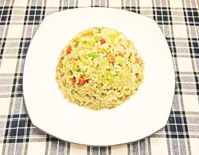 芹菜胡萝卜炒饭,放<a style='color:red;display:inline-block;' href='/shicai/ 692'>酱油</a>、盐，下<a style='color:red;display:inline-block;' href='/shicai/ 507'>米饭</a>一起炒出锅。
