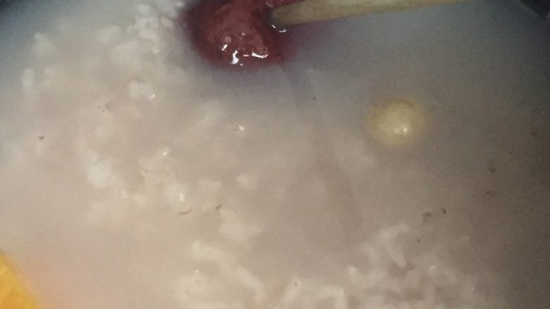红薯莲子粥,这个时候可以放几个大红枣进去,用筷子压进粥里重新盖上盖子闷着,你就可以洗洗刷刷去了。