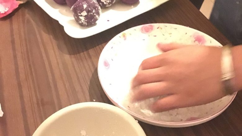 椰丝紫薯火龙果球,然后把火龙果包在紫薯里面混成泥,外面沾椰丝