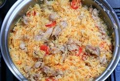 西班牙海鲜饭 ,以中火烧5分钟后,、放入鸡腿肉