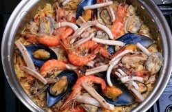 西班牙海鲜饭 ,倒入杂海鲜后,加<a style='color:red;display:inline-block;' href='/shicai/ 3749'>小茴香</a>和迷迭香、鼠尾草碎,盖上锅盖闷5分钟后改最小火再闷10分钟即可