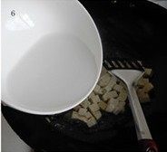 蛋包豆腐丁 ,另起一锅,倒入适量油,放入豆腐翻炒,加适量盐调味,加适量水淀粉勾芡(可保持豆腐细嫩的口感),翻炒几下,即可盛出备用。