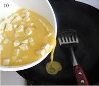 蛋包豆腐丁 ,锅中放油烧热,倒入豆腐鸡蛋液翻炒,加少许料酒可除去蛋腥味。