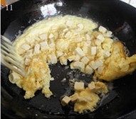 蛋包豆腐丁 ,再翻炒过程中,要推着炒,避免将豆腐炒碎。