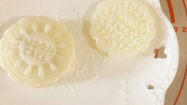 红香芋冰皮月饼,然后放入冰箱冷藏三四小时食用即可。