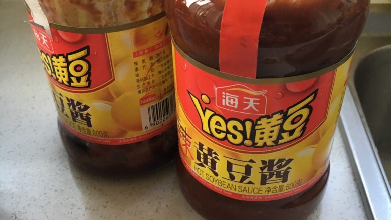 自制辣椒酱,倒入准备好的黄豆酱,搅拌均匀。
