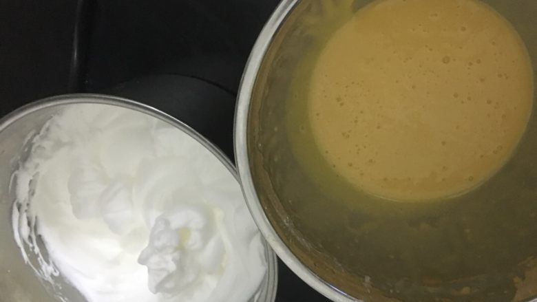 香橙戚风蛋糕,蛋白一半与蛋黄糊切拌后,再加入另一半蛋白混合完全