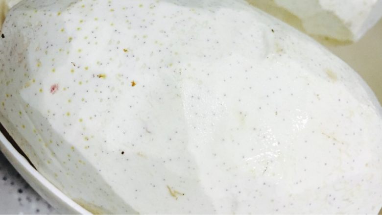 荔浦芋头炖牛肉,去皮时戴手套以免造成手痒,