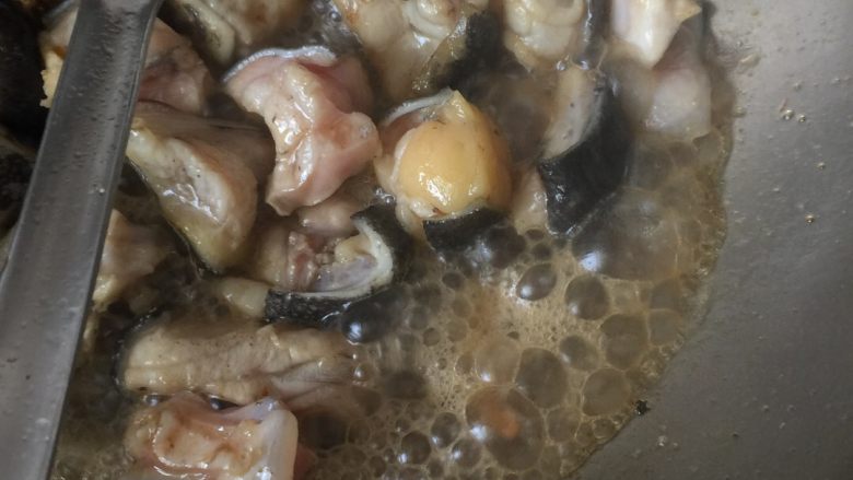 蜜汁蛙蛙鱼,倒入黄酒、生抽、老抽,加入开水一小碗,用中火,焖煮二十分钟。