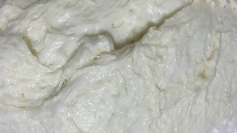 沙拉肉松面包丁,将主面包材料都放入面包机开启和面程序