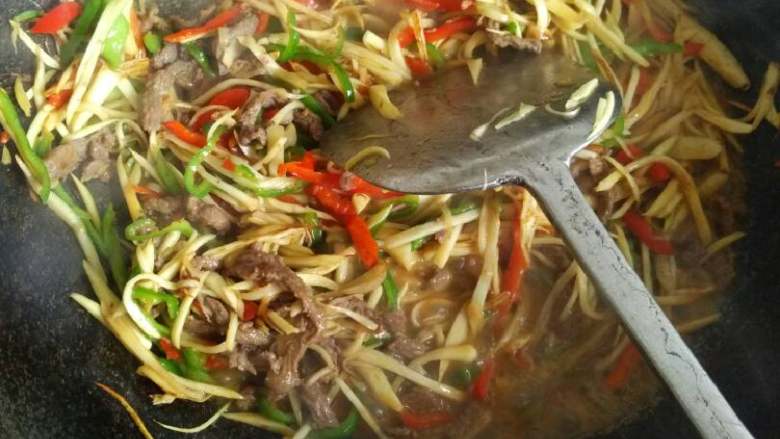 茭白屯鸟丝,加入屯鸟肉丝和调好的汁,大火收汁起锅