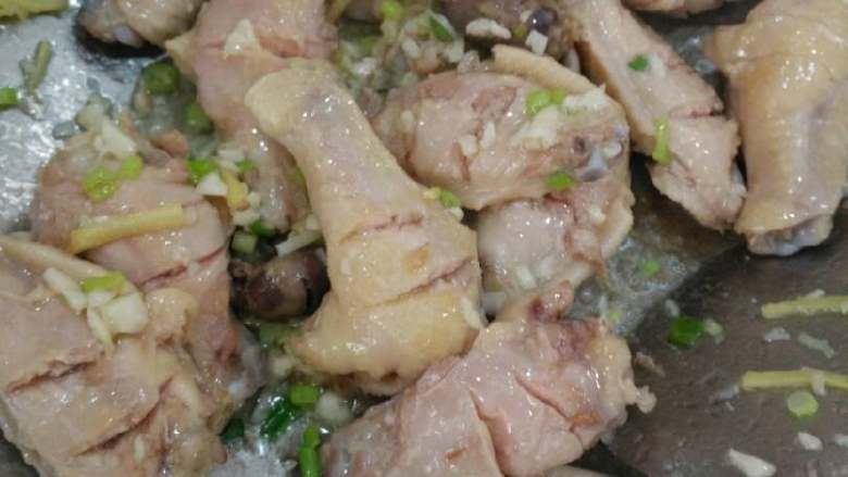 红烧鸡翅,锅热油加盐，鸡翅和葱姜蒜放里翻炒加五香粉