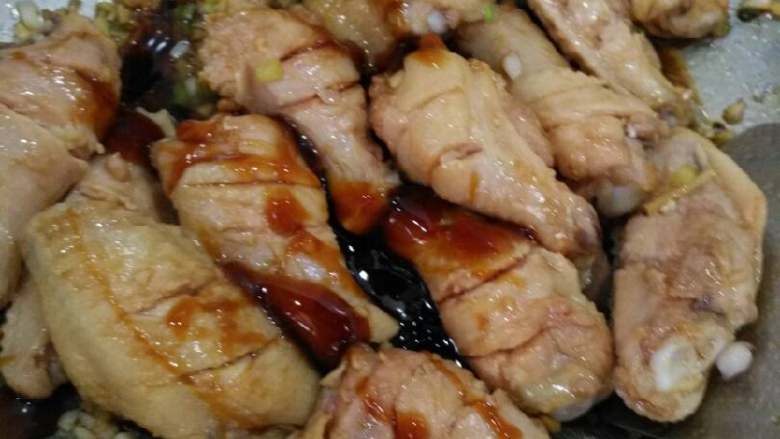 红烧鸡翅,加酱油耗油继续翻炒