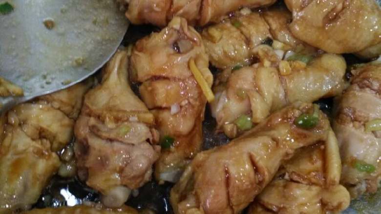 红烧鸡翅,均匀上色