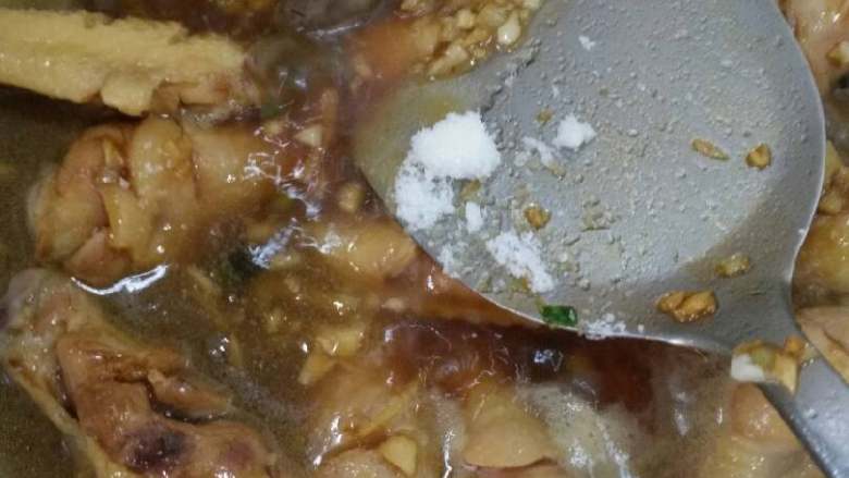 红烧鸡翅,加水加白糖，加多少依个人口味，尝一点汤就知道了！