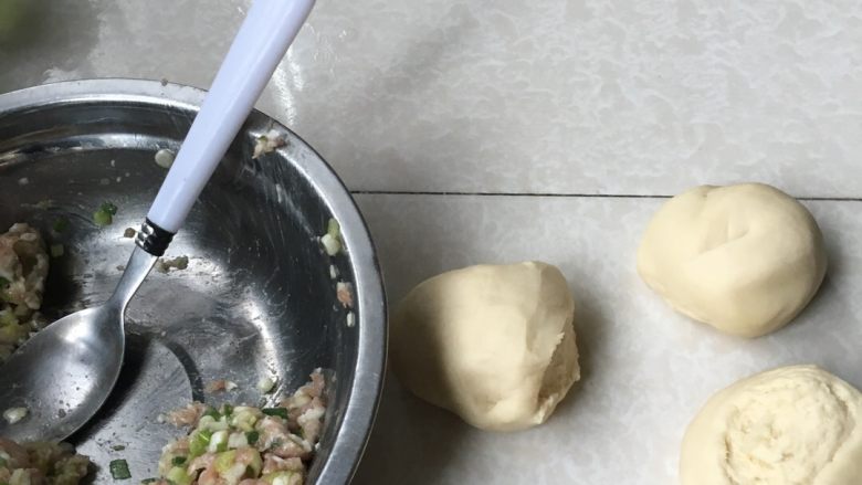 葱油饼,首先将面粉加入一点点盐揉好，肉剁碎，葱切细，一起拌匀，加入盐，花椒面，拌匀，揉好的面团分成同样几个部分，取一坨擀成牛舌装将肉料抹上卷起压扁，同样步骤昨做完剩下的面团