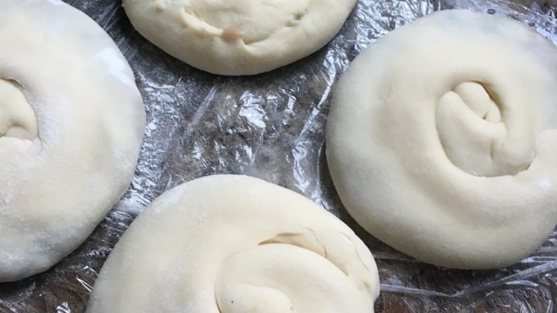 葱油饼,这样就可以了，锅里倒入油将饼下锅煎成金黄色