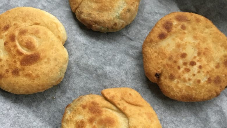葱油饼,烤箱预热上下火150度，放入中车烤20分钟，其实也可以就在锅里面煎的，烤的要有水分点，煎的话有点干，烤一下还是要好吃点，个人觉得，