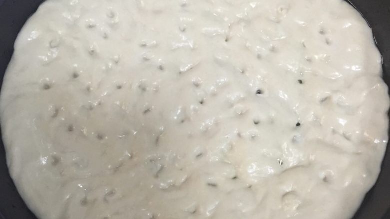 香肠披萨,这是第二次发酵1个小时的样子,发酵好以后扎上小孔。