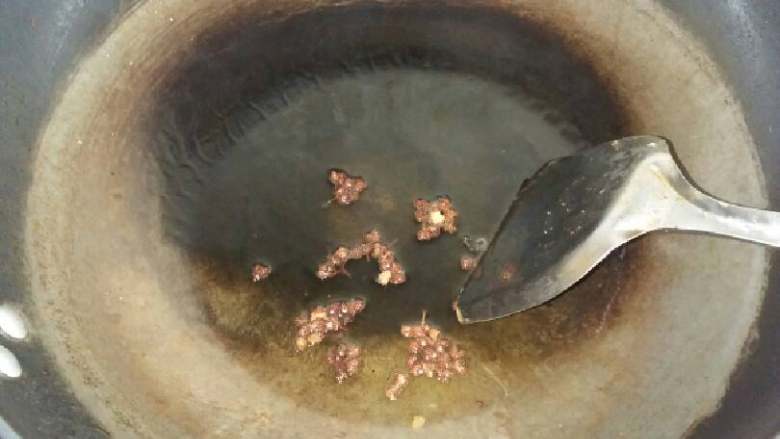 美味素炒千叶豆腐,重起锅放油,把花椒粒炸干捞出