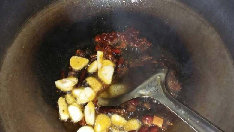 美味素炒千叶豆腐,依次放干辣椒段,豆瓣酱,大蒜 炒出香味,放少些糖。(喜欢吃辣的多放些辣椒段)