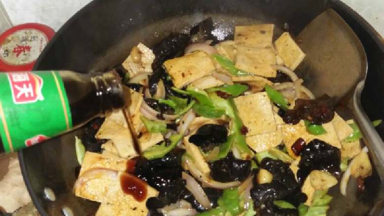 美味素炒千叶豆腐,放耗油,之前豆瓣放的少的再加少些盐