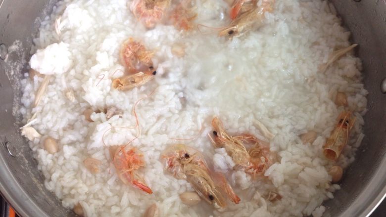 鸡肉虾仁花生粥,将米煮成饭，起锅前15分钟，把米饭放入锅中，加入<a style='color:red;display:inline-block;' href='/shicai/ 287'>虾仁</a>煮15分钟，晒切好的香菜末和盐，起锅即可。
