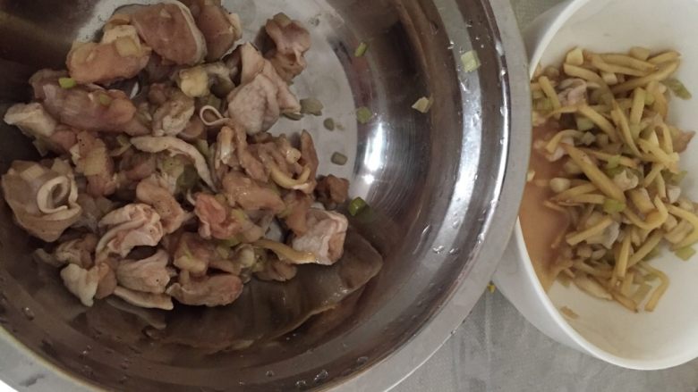 芙蓉鸡块~,把腌制一天两夜的鸡腿肉拿出来,把鸡腿肉单独夹到一个碗里,尽量不要有葱姜蒜粘在表面。