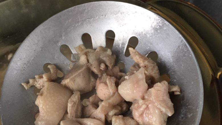 芙蓉鸡块~,准备一盆凉水,把捞出来的鸡腿肉块放入凉水中去冲涮。