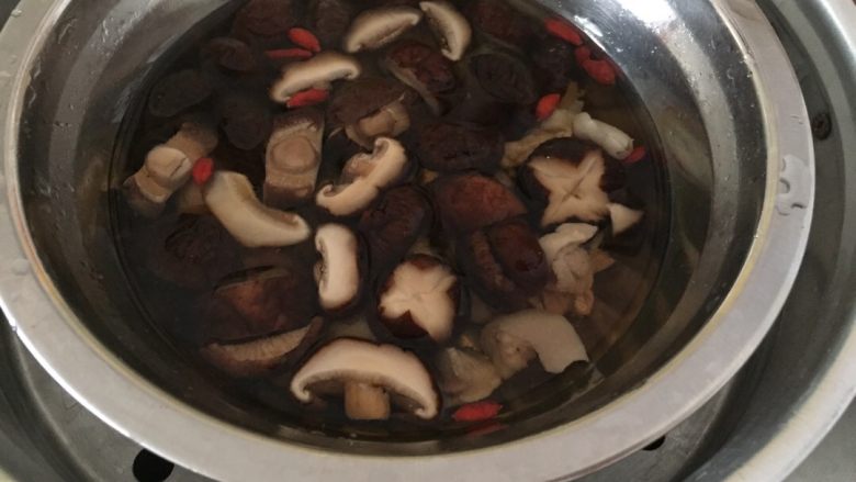 芙蓉鸡块~,加水,让水面比食材高一点即可。放入蒸锅中蒸,40-45分钟。